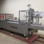 Adco Cartoner Semi horizon的缩略图。胶水(Semi) 15D Adco半自动水平卷盒机，速度可达每分钟120箱。